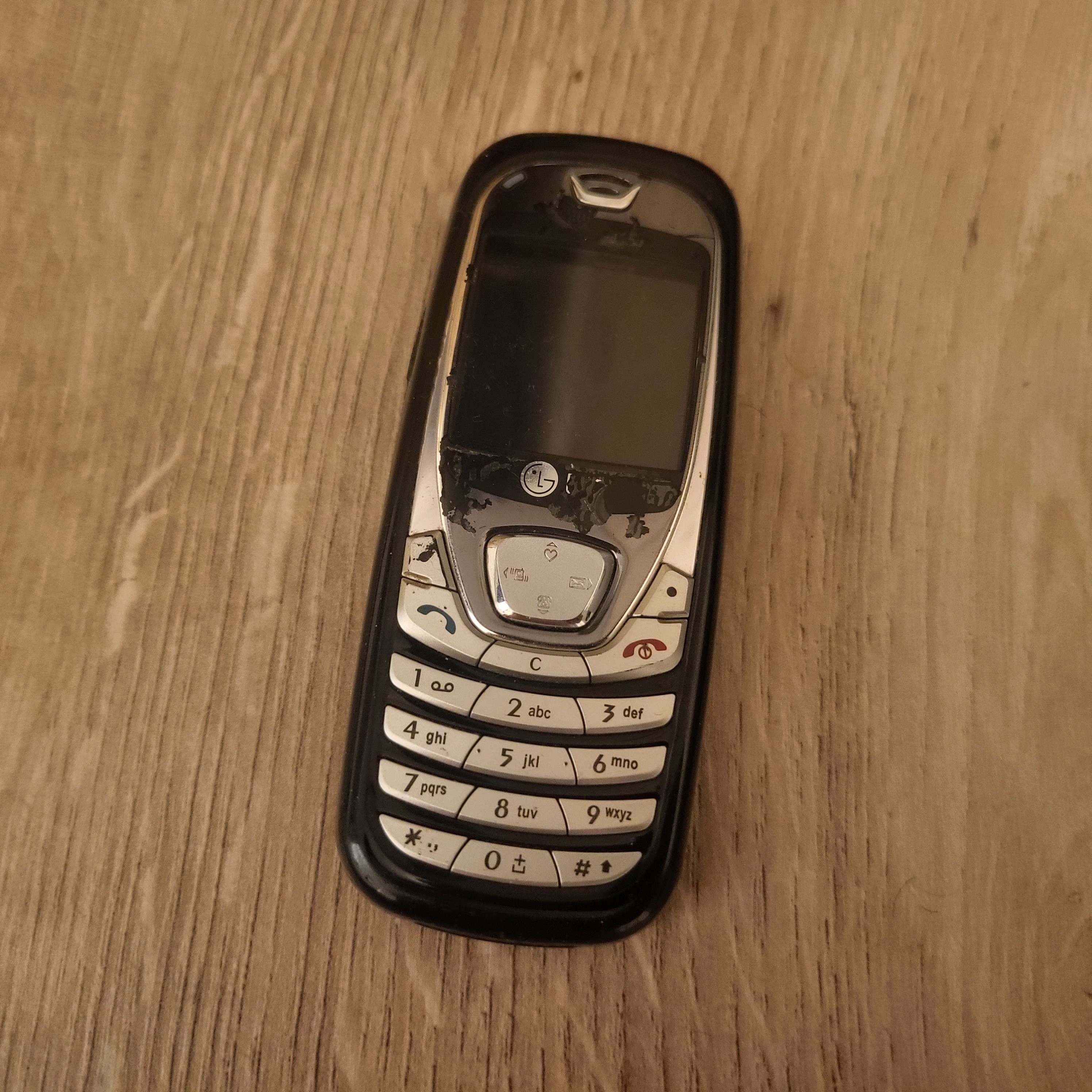 LG B2050